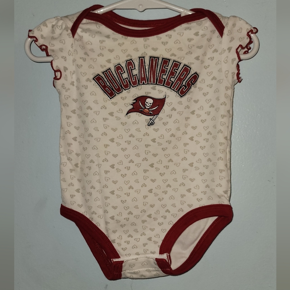 NFL tampa bay buccaneers onesie football pirate flag 12 months